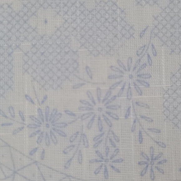 New Vintage floral needlepoint table cloth - Picture 7 of 10